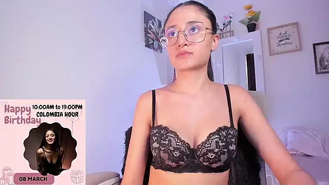 Snapshot of _Caroliinee_ chatting on 7, 3, 2025 Caroliinee online show from 7, 3, 2025