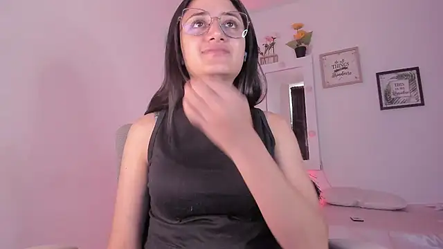 Snapshot of _Caroliinee_ chatting on 9, 9, 2025 Caroliinee online show from 9, 9, 2025