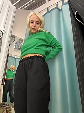 Snapshot of LikaCat chatting on 20, 12, 2024 LikaCat online show from 20, 12, 2024