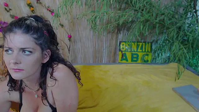 Snapshot of SweetJojo1993 chatting on 5, 10, 2025 SweetJojo1993 online show from 5, 10, 2025