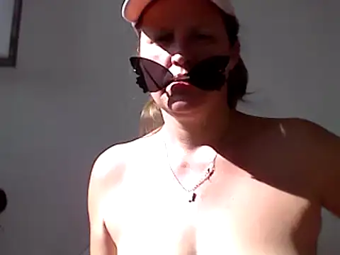 Snapshot of DragoneSFR chatting on 5, 3, 2025 DragoneSFR online show from 5, 3, 2025