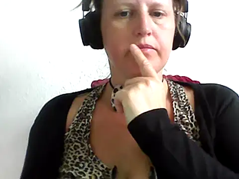 Snapshot of DragoneSFR chatting on 11, 3, 2025 DragoneSFR online show from 11, 3, 2025