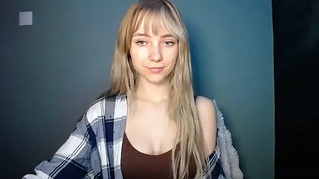 LuciaYoung online show from 2, 2, 2026