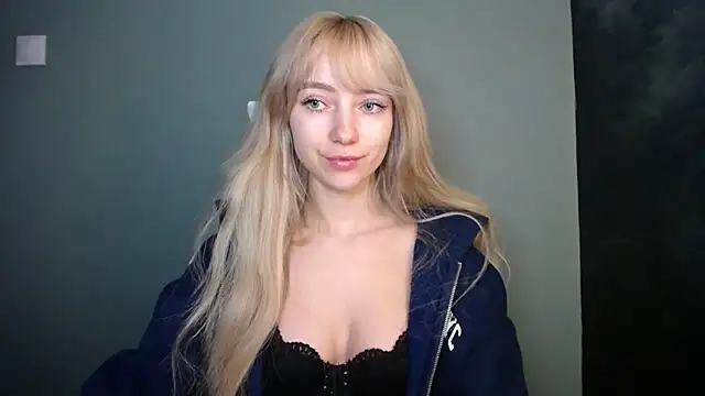 LuciaYoung online show from 15, 4, 2026