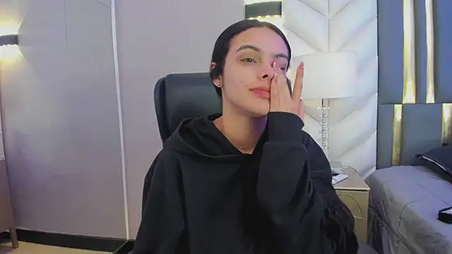 ChloeHarper  online show from 15, 4, 2026