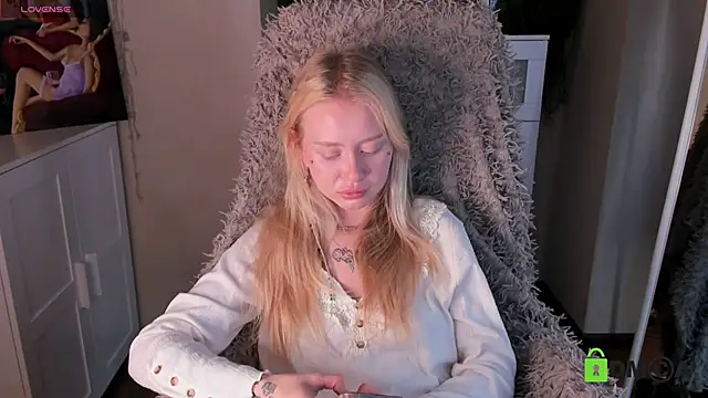 Snapshot of MalenaErnman chatting on 4, 10, 2025 MalenaErnman online show from 4, 10, 2025