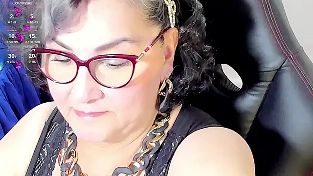 Snapshot of cataleya_mom chatting on 2, 10, 2025 cataleya mom online show from 2, 10, 2025