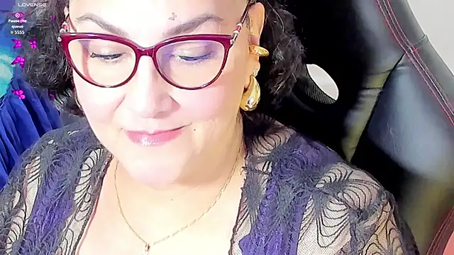 Snapshot of cataleya_mom chatting on 4, 10, 2025 cataleya mom online show from 4, 10, 2025