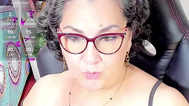 Snapshot of cataleya_mom chatting on 21, 10, 2025 cataleya mom online show from 21, 10, 2025