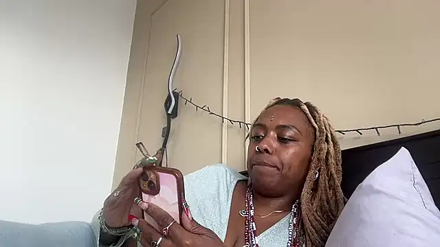 ChocolateCakeQueen online show from 16, 1, 2025