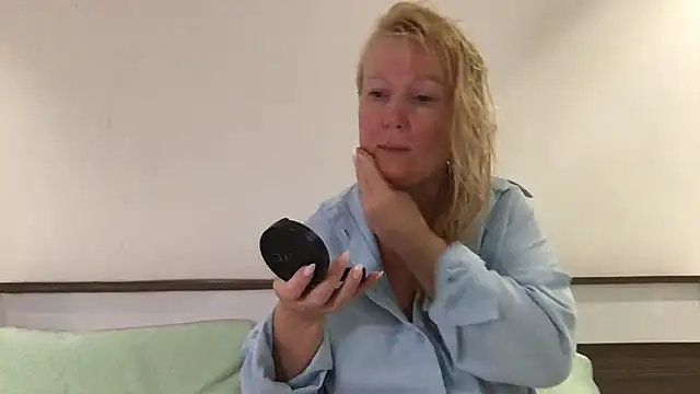 EmmaInLove23 online show from 6, 2, 2025