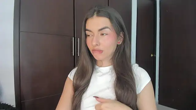 Coralinee 01 online show from 31, 1, 2025