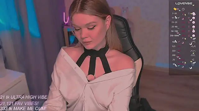 Snapshot of VeronaAura chatting on 10, 10, 2025 VeronaAura online show from 10, 10, 2025