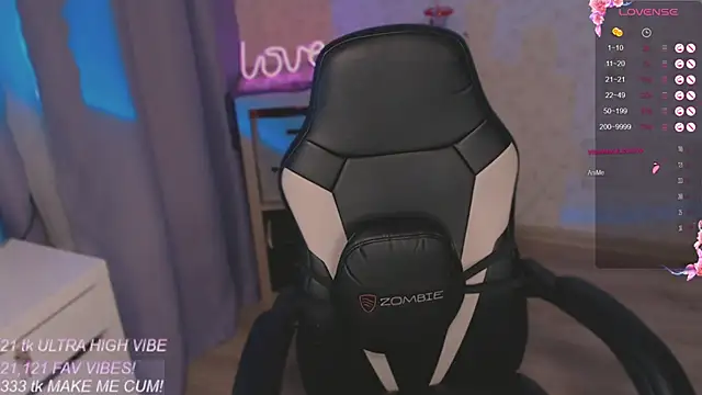 Snapshot of VeronaAura chatting on 7, 11, 2025 VeronaAura online show from 7, 11, 2025