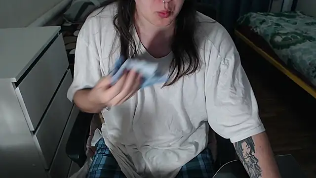 Snapshot of EvaMiron chatting on 9, 9, 2025 EvaMiron online show from 9, 9, 2025