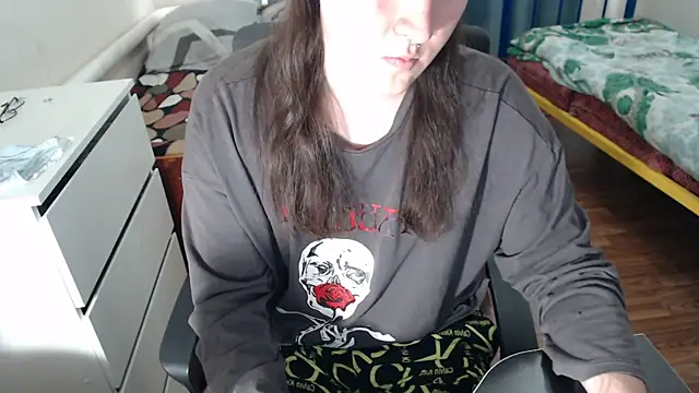 Snapshot of EvaMiron chatting on 3, 10, 2025 EvaMiron online show from 3, 10, 2025