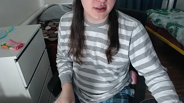 Snapshot of EvaMiron chatting on 9, 10, 2025 EvaMiron online show from 9, 10, 2025