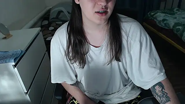 Snapshot of EvaMiron chatting on 24, 10, 2025 EvaMiron online show from 24, 10, 2025