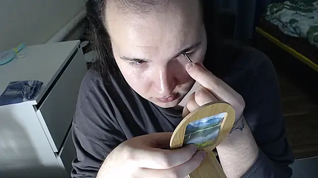 Snapshot of EvaMiron chatting on 28, 10, 2025 EvaMiron online show from 28, 10, 2025