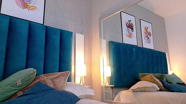 CheneellLorens online show from 7, 3, 2025