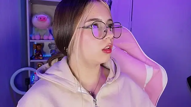 EmilyMiller  online show from 4, 10, 2025