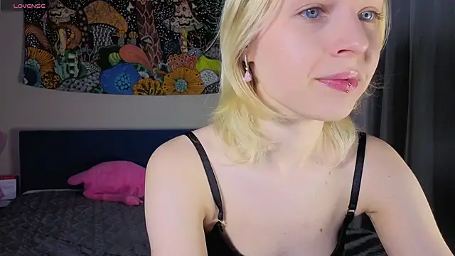 Snapshot of Crayzy_Luv chatting on 15, 3, 2026 Crayzy Luv online show from 15, 3, 2026