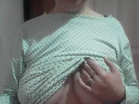 Snapshot of AnaXBerry chatting on 5, 2, 2026 AnaXBerry online show from 5, 2, 2026