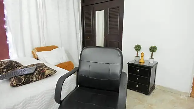 AURORA FRANKLIN online show from 31, 1, 2025