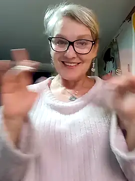Snapshot of irinamaux chatting on 17, 4, 2026 irinamaux online show from 17, 4, 2026
