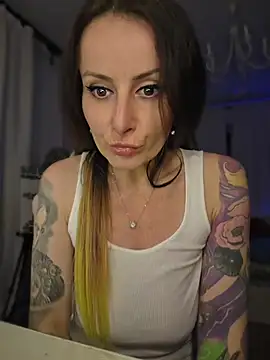 Snapshot of _AHHA_ chatting on 4, 5, 2026 AHHA online show from 4, 5, 2026