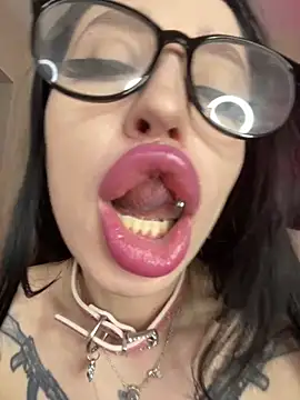 Snapshot of Molly__Moon chatting on 22, 4, 2026 Molly Moon online show from 22, 4, 2026
