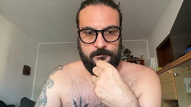 Snapshot of beardo85 chatting on 23, 6, 2026 beardo85 online show from 23, 6, 2026