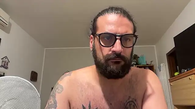 Snapshot of beardo85 chatting on 6, 7, 2026 beardo85 online show from 6, 7, 2026