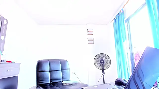 Snapshot of xmissinchesxx chatting on 7, 7, 2026 xmissinchesxx online show from 7, 7, 2026