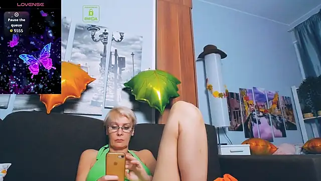 Snapshot of HelgaHimmell chatting on 6, 11, 2025 HelgaHimmell online show from 6, 11, 2025