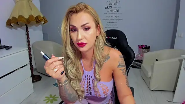 Snapshot of GlossyDiamondX chatting on 5, 4, 2026 GlossyDiamondX online show from 5, 4, 2026