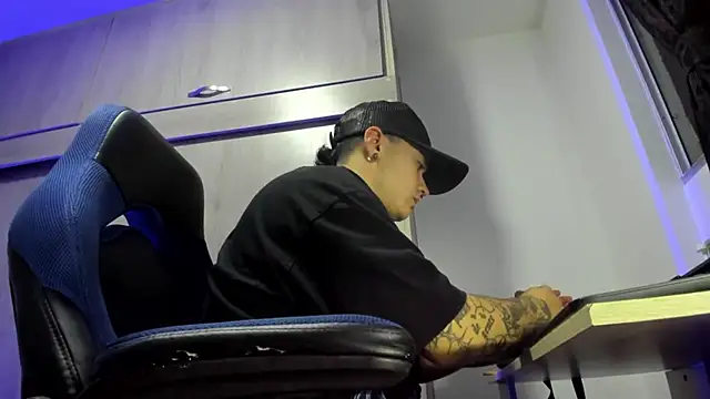 Snapshot of male_pussy chatting on 18, 12, 2025 male pussy online show from 18, 12, 2025