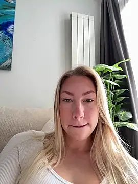 LuisaBecker online show from 22, 12, 2025