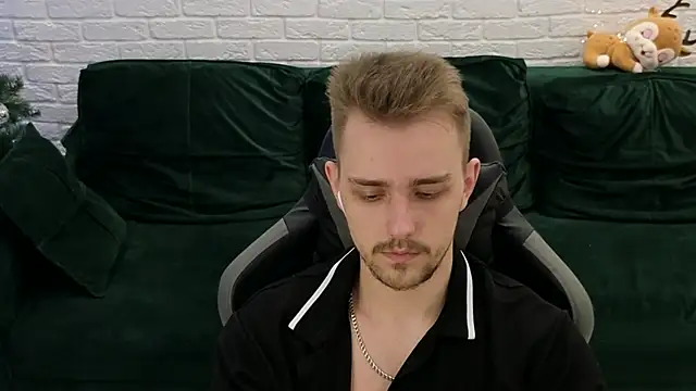 Larstar01 online show from 4, 12, 2024