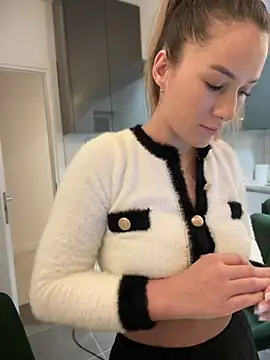 HotXMom online show from 8, 2, 2025