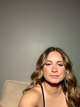 Snapshot of Sophie_Raegan chatting on 11, 11, 2025 Sophie Raegan online show from 11, 11, 2025