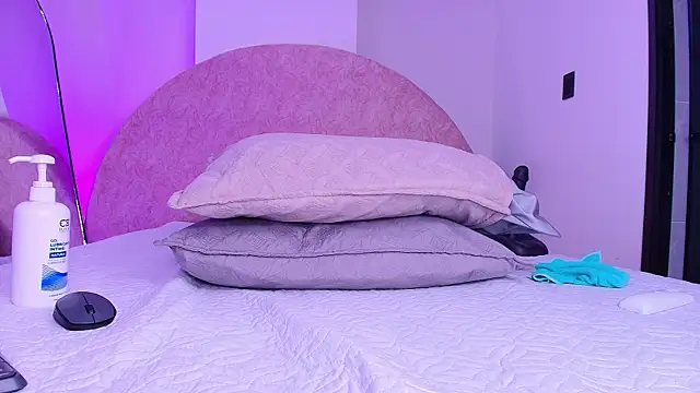 Snapshot of violett_lo chatting on 19, 12, 2025 violett lo online show from 19, 12, 2025