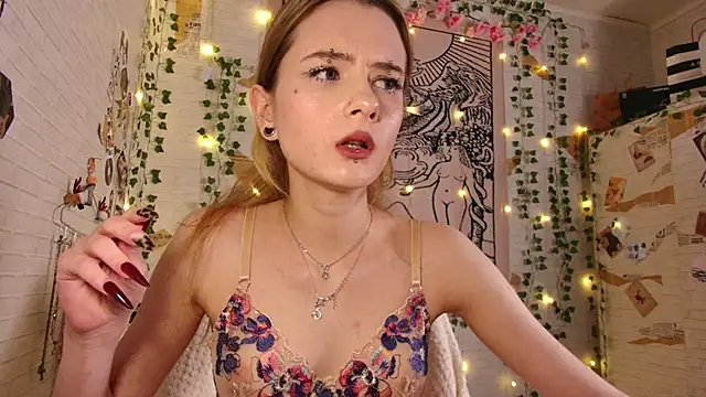 Snapshot of summerhazeee chatting on 3, 2, 2026 summerhazeee online show from 3, 2, 2026