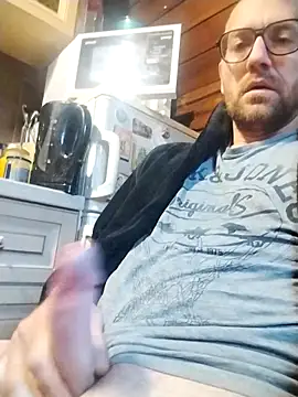 Snapshot of tomee83 chatting on 13, 11, 2025 tomee83 online show from 13, 11, 2025