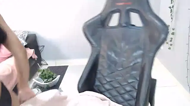 Snapshot of Livia_Diaz chatting on 28, 11, 2025 Livia Diaz online show from 28, 11, 2025