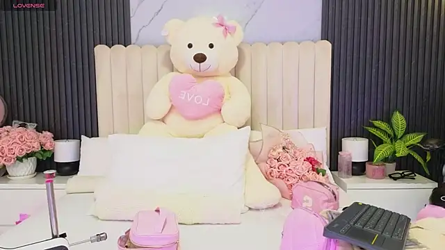 Snapshot of Madiee_Rhea chatting on 18, 6, 2026 Madiee Rhea online show from 18, 6, 2026