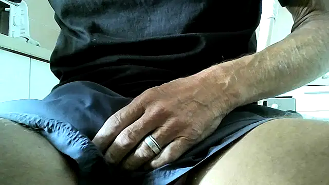 Snapshot of ewuich1 chatting on 21, 3, 2025 ewuich1 online show from 21, 3, 2025