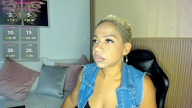 Snapshot of summer_night_ chatting on 13, 10, 2025 summer night online show from 13, 10, 2025