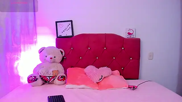 Snapshot of LucianaTomson chatting on 8, 10, 2025 LucianaTomson online show from 8, 10, 2025