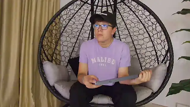 Snapshot of alex_noa chatting on 11, 11, 2025 alex noa online show from 11, 11, 2025